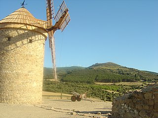 Molino de viento reconstruido en 2005. Al fondo, el castillo de Ocón