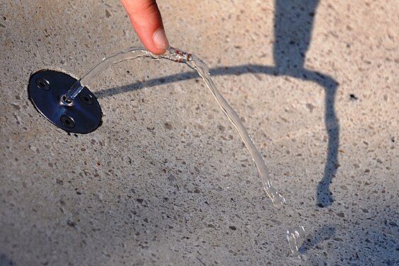 Ablenkung des Wasserstrahles im Schatten größer