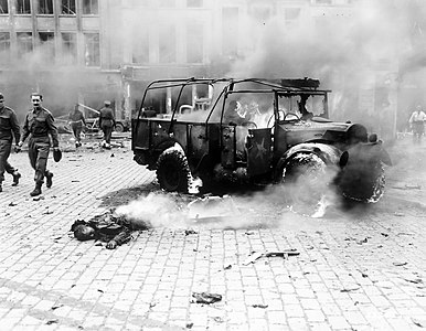 1944 witness of V2 damage on main intersection in Antwerp