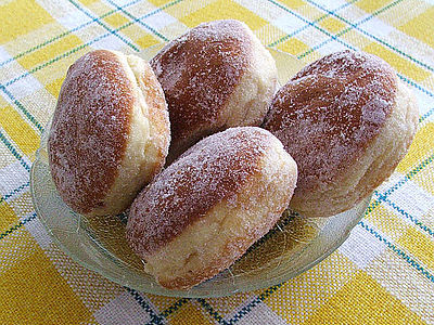 "Berliner_(pastry).jpg" by User:Dbach