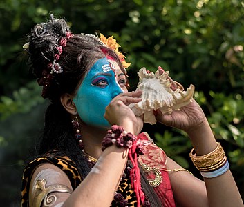 Ardhanarishvara ("Le Seigneur-qui-est-à-moitié-femme", maquillage fusionnant le dieu hindou Shiva et sa compagne Parvati), par Tapas Kumar Halder