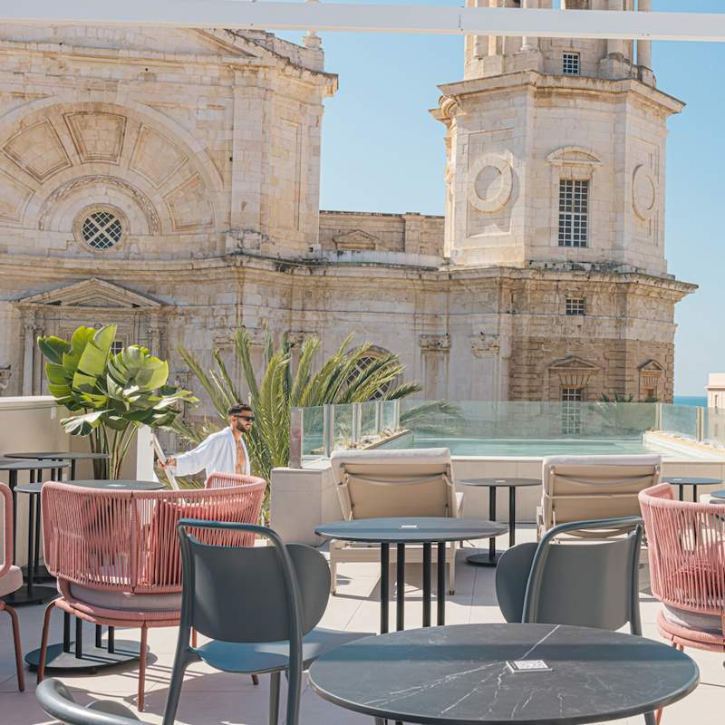 Entre vinilos y artesanía, así es el gastrohotel escondido frente a la Catedral de Cádiz