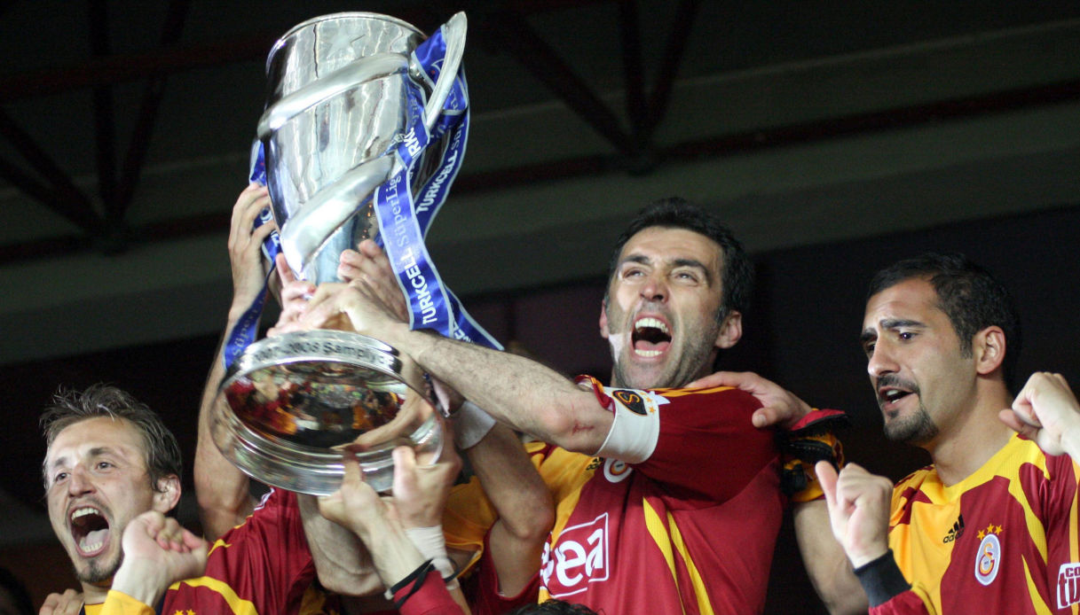 Hakan Sukur alza la Coppa del Galatasaray Campione di Turchia