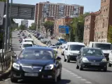 Coches circulando por la A-5 en una foto de archivo.