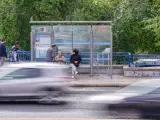 Vecinos de Latina en una parada de autobús a pies de la A.5.