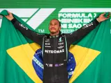 Lewis Hamilton con la bandera brasileña