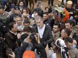 El rey Felipe habla con vecinos de Paiporta durante su visita este domingo.