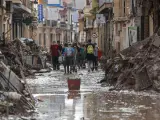 FOTODELDÍA PAIPORTA (VALENCIA), 04/11/2024.- Fotografía de una de las calles de Paiporta encharcadas por las lluvias de ayer y que han afectado a las labores de limpieza, Valencia, este lunes. La provincia de Valencia intenta retomar la actividad laboral y las clases en los colegios mientras continúan de forma intensa las labores de búsqueda de desaparecidos, de abastecimiento y atención a los damnificados, y de la limpieza de las calles y bajos de numerosos municipios, sobre los que ha vuelto a llover este domingo. EFE/ Manuel Bruque