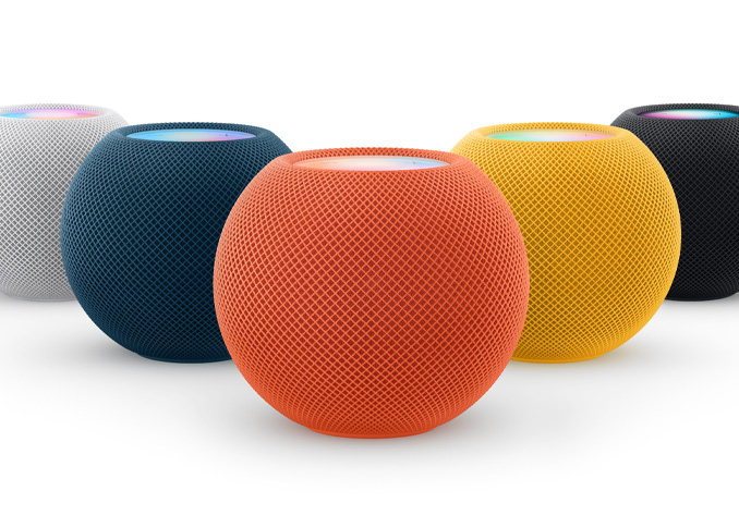 Soldan sağa: bir Beyaz, bir Mavi, bir Turuncu, bir Sarı ve bir Gece Yarısı HomePod mini