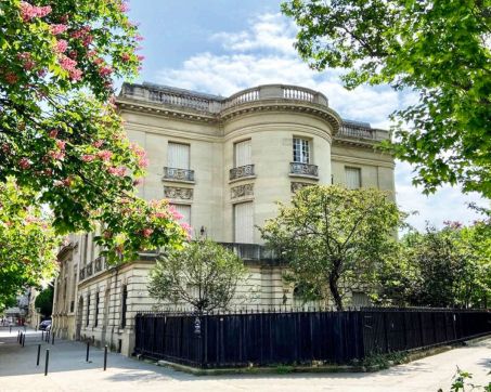 Hôtel de Fleury. Le milliardaire américain Jan Koum, cofondateur de WhatsApp, a acheté le bâtiment néoclassique en 2020 pour 70 millions d\'euros.