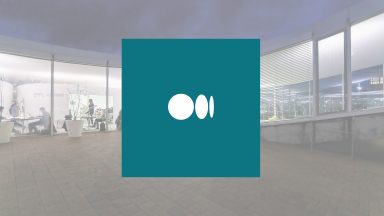 Logo de Medium. En arrière-plan, le Rolex Learning Center de nuit