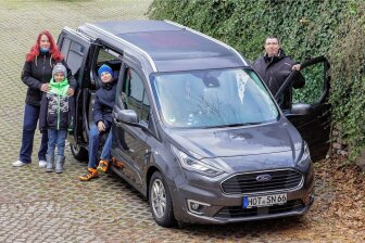 Für ihren Sohn Jamie (3. von links) brauchen Nicole und Steve Martin ein Auto mit Schiebetüren. Mit im Bild ist der siebenjährige Lenny.