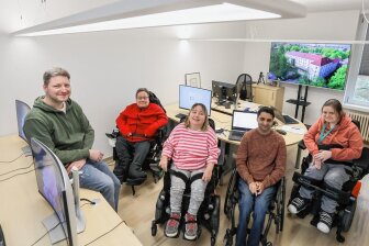 Es werde Licht im Arbeitsraum des Chemnitzer ASB-Wohnzentrums. Im Bild: Ronny Pflugbeil, Alexander Lösche, Theresa Kolomaznik, Gurmeet Singh und Cathleen Goß.