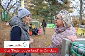 Vorstand Monika Uhlmann (r.) und Nadja Münzner vom Kuratorium der DRS Stiftung Kinderhilfe auf dem Spielplatzgelände der Kita „Regenbogenland“.