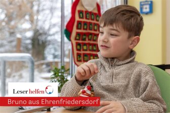 Woran Bruno wohl gerade denkt? Vielleicht schon an das Weihnachtsfest? Gemeinsam mit seinen Spielgefährten in der Kindertagesstätte „Am Sonnenhügel“ in Ehrenfriedersdorf hat er jedenfalls schon mal seinen Wunschzettel gemalt und in den großen Briefkasten am Weihnachtsmannhaus geworfen.