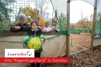 Die Kinder Liz (6), Leo (5), Lina (6) und Theodor (6) aus der Kita „Regenbogenland“ im Zwickauer Stadtteil Eckersbach verbringen gern Zeit auf dem Bolzplatz. Doch der bräuchte dringend eine Erneuerung.