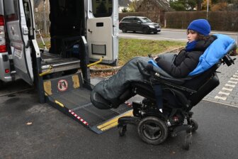 Über die Rampe gelangt Anne Philipp ins Auto. Doch die Technik ist kaputt, manchmal dauert es 20 Minuten, bis der Rollstuhl endlich im Auto ist. Eine neue Rampe lässt sich aber nicht in das alte Auto einbauen. 