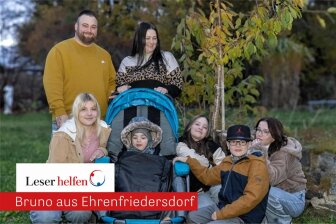 Das sind die Böhms aus Ehrenfriedersdorf: Papa David, Mama Nicole, die 16-jährige Paula, der vierjährige Bruno, die elfjährige Frida, der siebenjährige Erwin und die 13-jährige Klara (vorn von links). Derzeit ihr größter Wunsch: ein neues Auto, in das alle reinpassen – und auch noch der Reha-Buggy von Bruno.