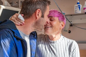 Kein Bild kann Heike und Sandy Dittmann besser beschreiben, als dieses - entstanden im Zwickauer Krankenhaus. Nach Heikes Krebsdiagnose hat das Paar sich entschieden, sobald es geht zu heiraten. 