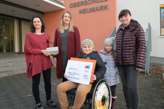 Schulleiterin Simone Dürbeck und Klassenlehrerin Tina Poppe von der Oberschule Neumark (von links) bei der Spendenübergabe an Maximilian Prüfer, seine kleine Schwester Emma und Mutter Sandra Prüfer. 