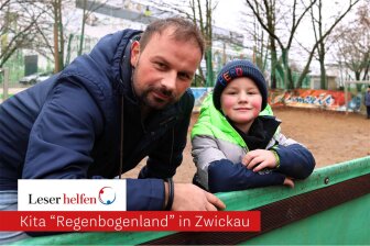 Engagiert im Elternbeirat: Christian List (38) hofft, dass Sohn Harry (4) mit seinen Freunden bald auf einem sanierten Bolzplatz im Garten der Eckersbacher Kita „Regenbogenland“ spielen kann.