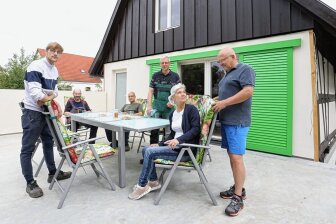 Christiana und Michael Strzelcyk (rechts) mit Fachanleiter Heiko Fritzsche sowie den Ehrenamtlern Tino Heidel, Daniel Schneider und Dominik Kemlein (von rechts) auf der neuen Terrasse. 