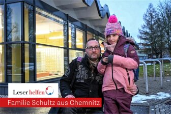 Mia mit ihrem Vater Christian Schultz vor dem Gablenzer Hallenbad.