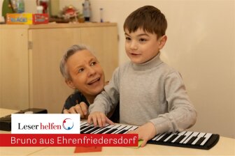 Musik ist eines der vielen Hilfsmittel, mit denen Logopädin Dagmar Lux arbeitet, um bei Bruno die Sprachentwicklung zu fördern. Und der Fünfjährige ist mit Begeisterung bei der Sache.