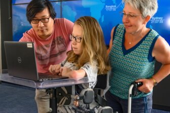 Zoe Merten mit Teamleiter David Hagenbäumer und Helferin Petra Schlosser bei ihrem Praktikum im Newsdesk der "Freien Presse". 