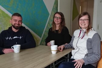 In der Küche einer der drei Zwickauer Wohngemeinschaften treffen sich die Verantwortlichen Benjamin Mädler, Lisa Kircheis und Carolin Schmidt (von links). 