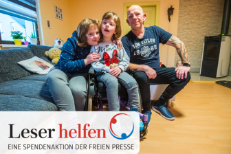 Lilli (links) und Lina mit ihrem Papa Mirko Heinz. Trotz vieler Sorgen sind die drei voller Zuversicht. 