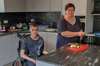 Silke Krauß und ihr schwerstbehinderter Sohn Julian leben nun im umgebauten Erdgeschoss ihres Crottendorfer Hauses. Zahlreiche Spenden bei "Leser helfen" hatten das ermöglicht. Nach dem Tod von Vater Helge sind die beiden auf sich gestellt. In einem Punkt würde die 46-Jährige noch Hilfe brauchen. 