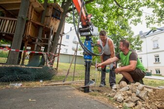 Alexander Mehlhorn (links) und Ronny Müller müssen über 30 Löcher fürs Fundament des 22 mal zwölf Meter großen Käfigs bohren.