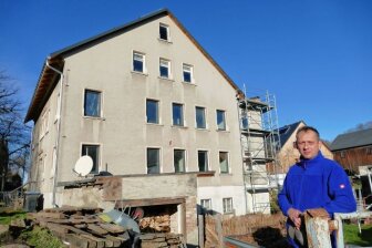 Im Borstendorfer Haus wartet auf Sven Dolge viel Arbeit. Als erstes soll im Januar mit dem Abriss des Anbaus (rechts) begonnen werden.