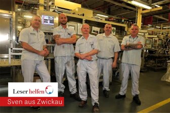 Sie wollen Sven Müller helfen (v.l.): Seine früheren Kollegen André Geyer, Markus Mothes, Torsten Pfeifer, René Unger und Michael Wondra in der Finish-Halle des Zwickauer Werkes von Batterienhersteller Clarios. Dort werden fertige Batterien vor dem Versand getestet und etikettiert.