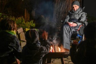 Mit den drei Kindern lebt Anne Philipp in Grüna. Beim Feuer im Garten fühlt sich die Familie wohl.