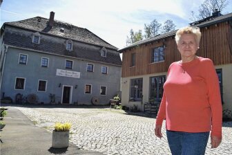 Lianne Weller im erneuerten Hof der historischen Mühle Dreihöf.