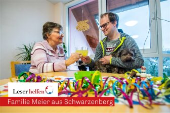 Mit O-Saft stoßen sie an und freuen sich auf das, was 2024 kommt: Ramona und ihr Sohn René Meier. Beide hoffen, dass mit dem Geld der Spendenaktion ein neues Auto möglich wird, in das René mit dem Rolli reinrollen kann.