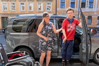 Welch ein Glück für Kerstin Galko und ihren Sohn Falk: Dank Unterstützung des Vereins "Leser helfen" bleiben Mutter und Sohn mobil. Mit dem VW Caddy geht es zum Arzt, zur Therapie oder ins VfB-Stadion. 