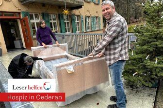 In Oederan lieferte die Firma Stiegelmeyer neue Pflegebetten. Pflegedienstleiterin Angela Kräher und Hausmeister Ronny Estel (rechts) schoben sie ins Hospiz.