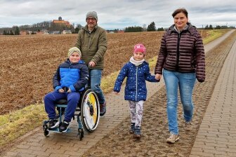 Max (12), Vater Mario, Tochter Emma (7) und Mutter Sandra gehen gern rund um Lichtentanne spazieren - oft mit Blick auf Burg Schönfels. Sie sind dankbar für die überwältigende Spendenbereitschaft. 