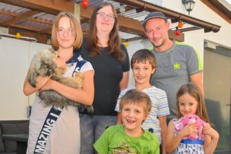 Die Brockauer Familie Schaller mit ihrem Janek: Für alle wird künftig der Alltag ein wenig leichter. Der im Rollstuhl sitzende Junge erhält ein Kinderzimmer in einem ebenerdigen Anbau. 