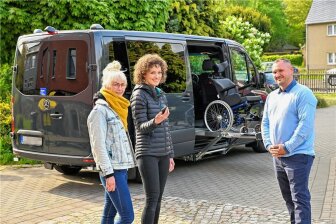 Anne Philipp (Mitte) freut sich riesig über das neue Auto. Ihre Assistenten Madlen Rösel und Dominic Einik werden den Bus für sie und ihre drei Kinder fahren. 