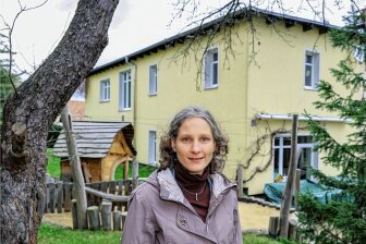 Geschäftsführerin Silvia Groß vor dem Sitz des Vereins Lebenshaus in der Lichtensteiner Weststraße. Mit Unterstützung der Aktion "Leser helfen" der Freien Presse entstand auf dem Gelände ein Spielplatz. 