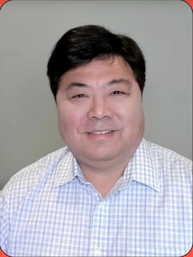 Dong Chang, responsable de producto de Firestore, con una camisa formal de cuadros blancos