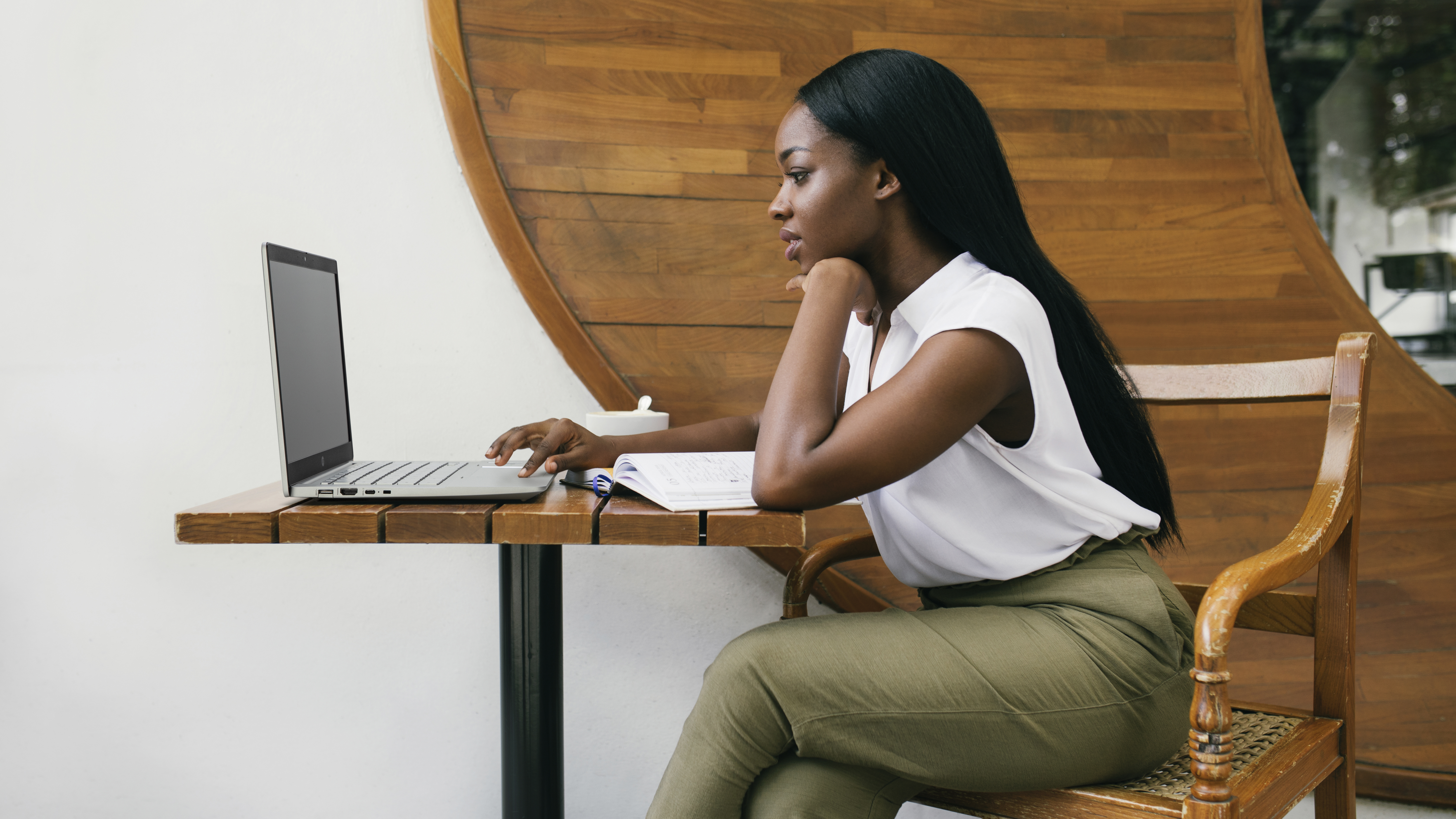 Seorang perempuan melihat layar laptopnya