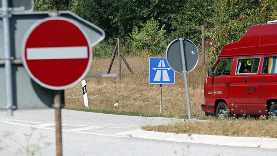 Ein Fahrzeug fährt über eine Auffahrt auf eine Autobahn. © picture alliance/dpa Foto: Bodo Marks