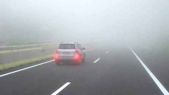 Ein Auto fährt bei Nebel mit eingeschalteter Nebelschlussleuchte. © imago/McPhoto 