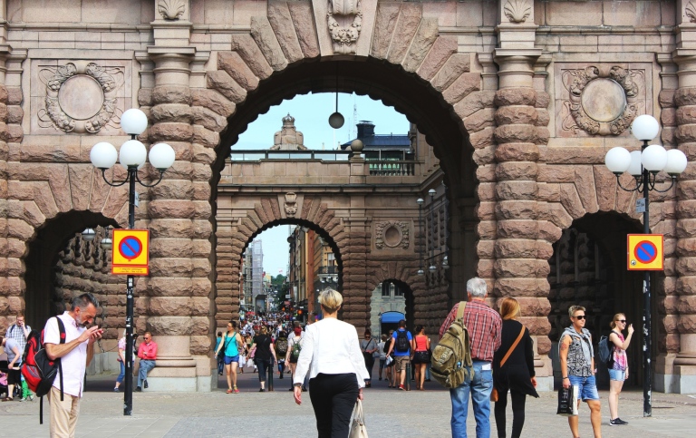 Människor som myllrar utanför Sveriges riksdag.