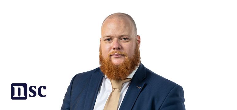 Portretfoto Aant Jelle Soepboer met partijlogo NSC